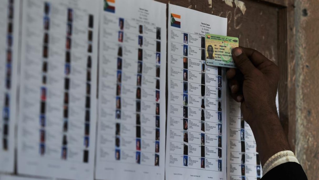 Opération de vote à Moroni, Comores, lors du référendum constitutionnel, le 30 juillet 2018. © TONY KARUMBA / AFP