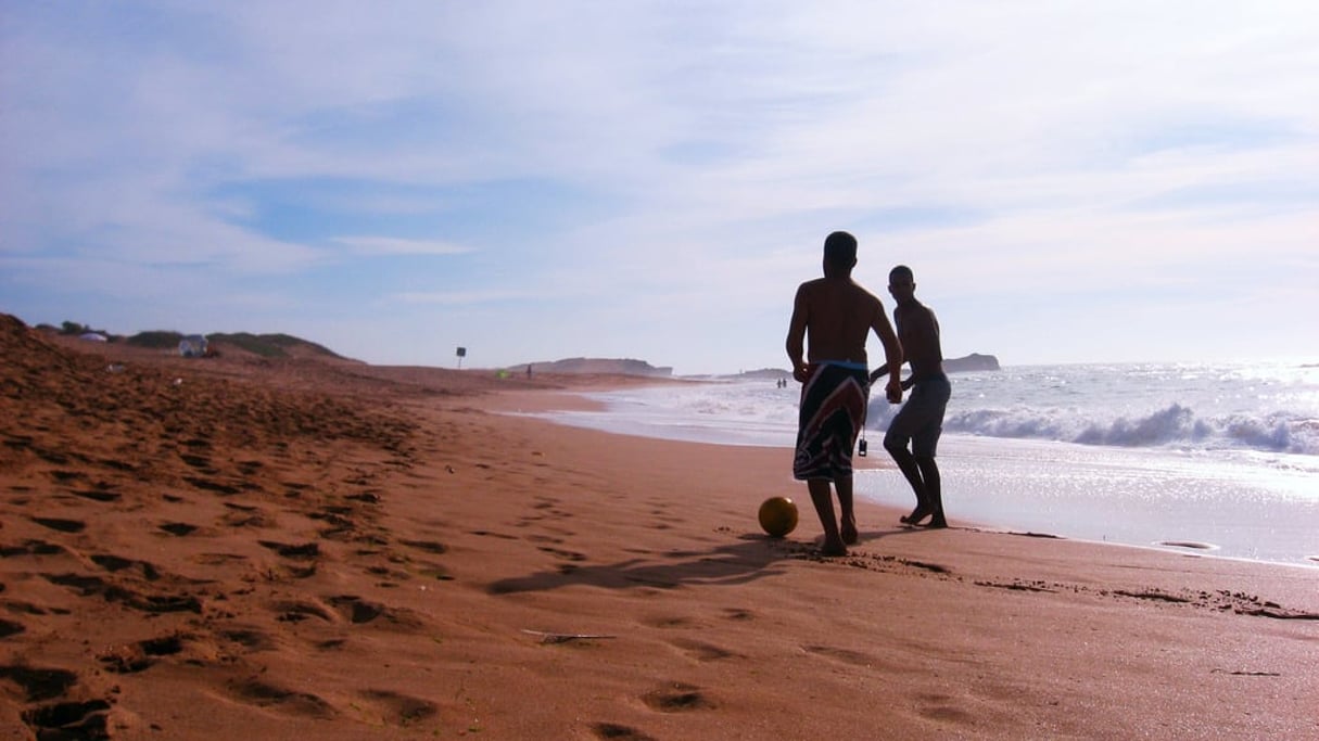 Des jeunes marocains sur une plage du Maroc. © Flickr/CC/16:9clue