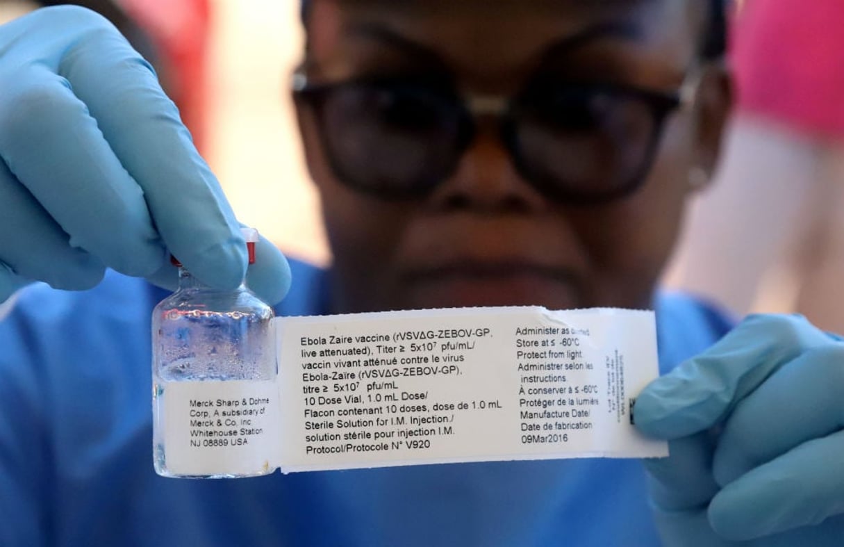 Un agent de l’OMS présente un échantillon du vaccin utilisé pour contenir la 9e épidémie d’Ebola en RDC, en mai 2018 à Mbandaka. © REUTERS/Kenny Katombe/File Photo