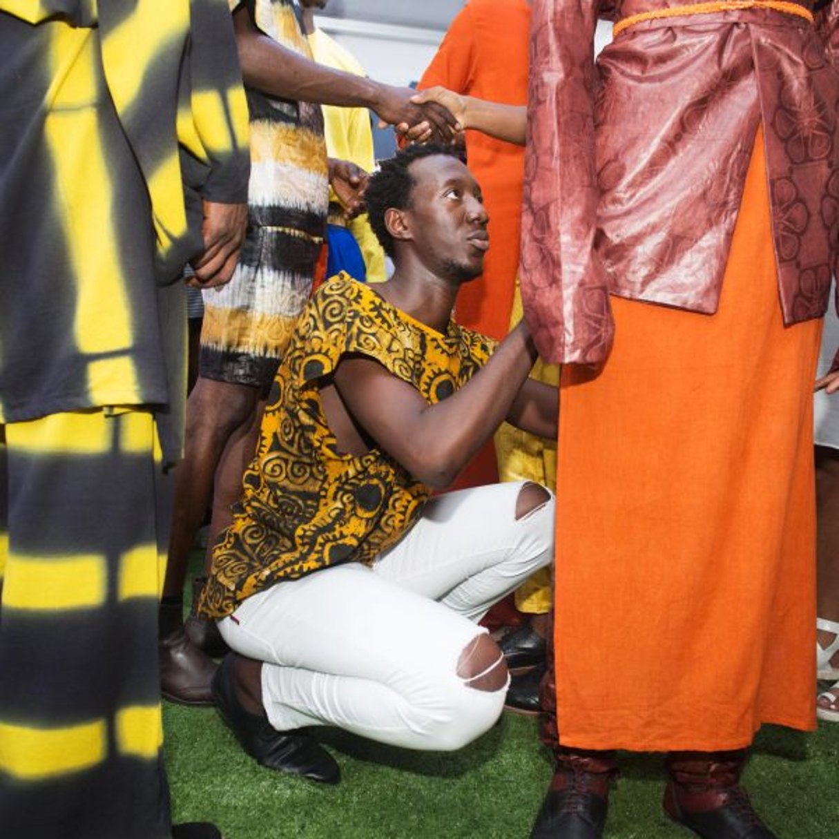 L’artiste Jean Kassim Dembele en plein travail, pendant son dernier défilé sénégalais, à l’hôtel Pullman. © Youri Lenquette pour JA