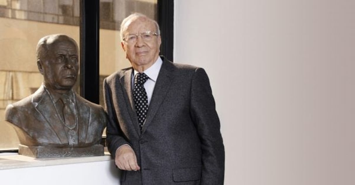 Le président Béji Caïd Essebsi pose à côté du buste de Habib Bourguiba, père de la Tunisie moderne (image d’illustration). © Ons Abid pour JA