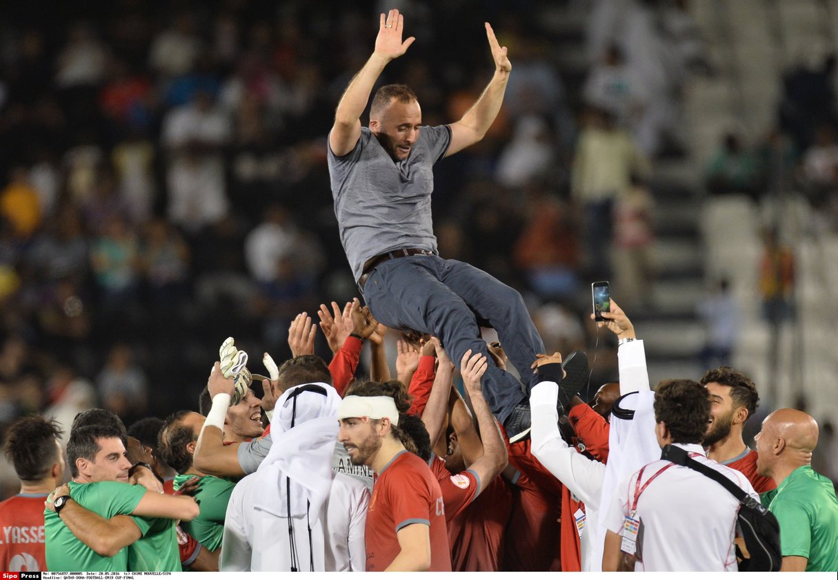 Les joueurs du club qatari Al-Duhail célèbre avec son entraîneur Djamel Belmadi, leur victoire à la coupe de l’Emir, à Doha en mai 2016. © CHINE NOUVELLE/SIPA