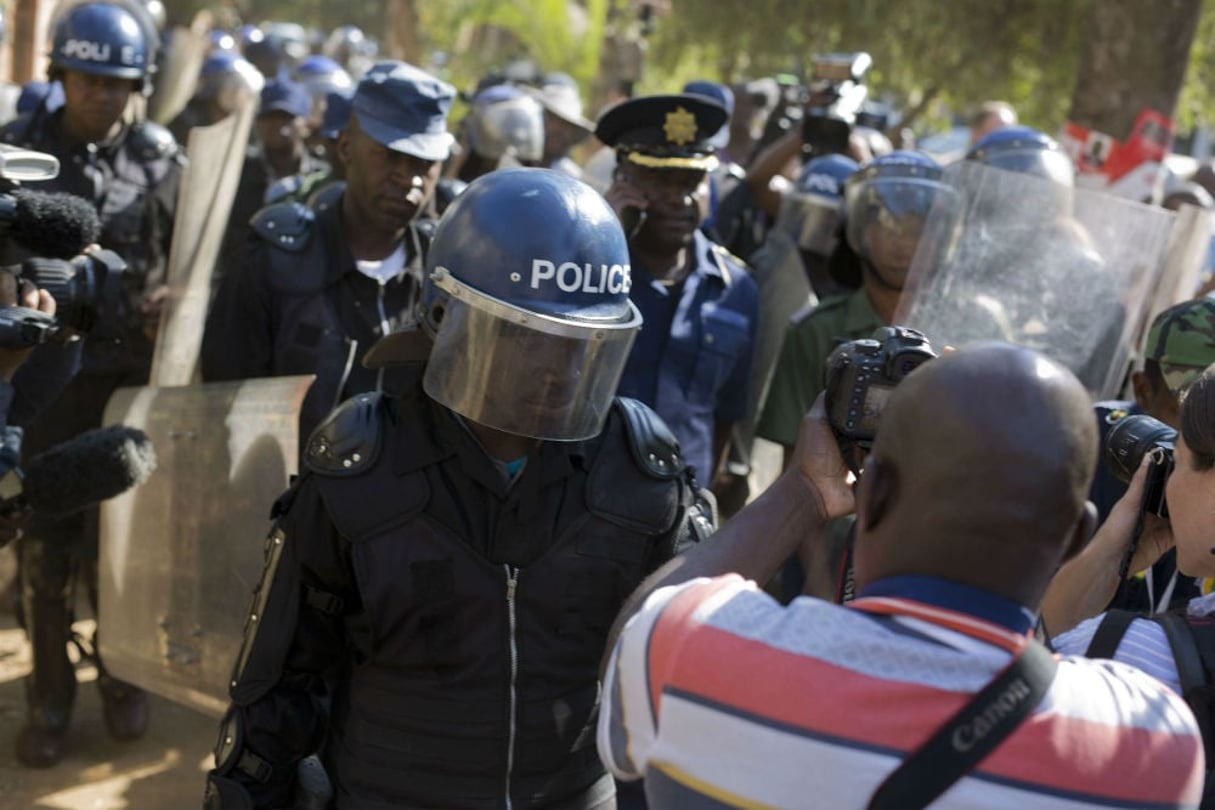La police zimbabwéenne est intervenue lors d’une conférence de presse de l’opposition, le 3 août 2018. © Jerome Delay/AP/SIPA