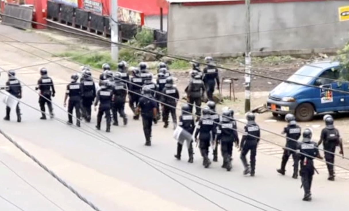 Des policiers lors d’une manifestation à Buea, en octobre 2017. (archives). © REUTERS TV/File Photo