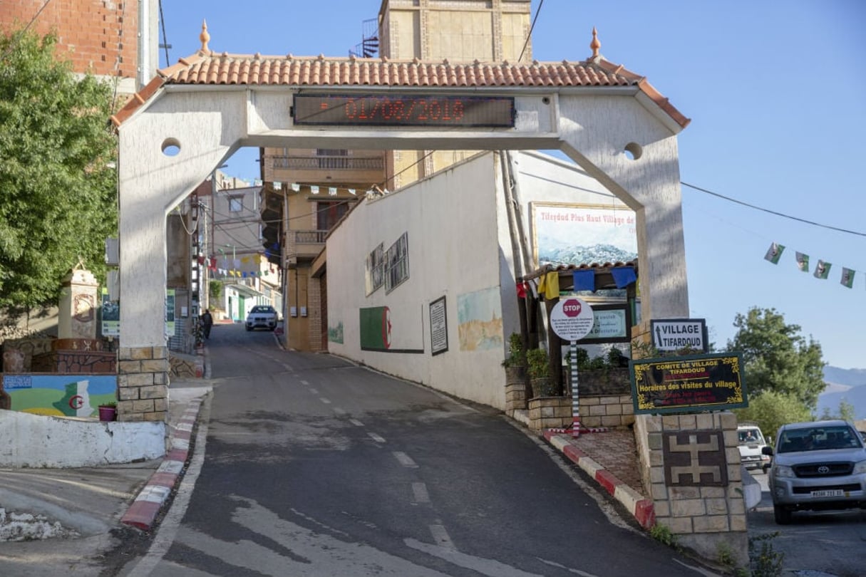 L’entrée de la localité kabyle de Tiferdoud, dont le nom s’écrit aussi Tiferdud. © Sofiane Bakouri