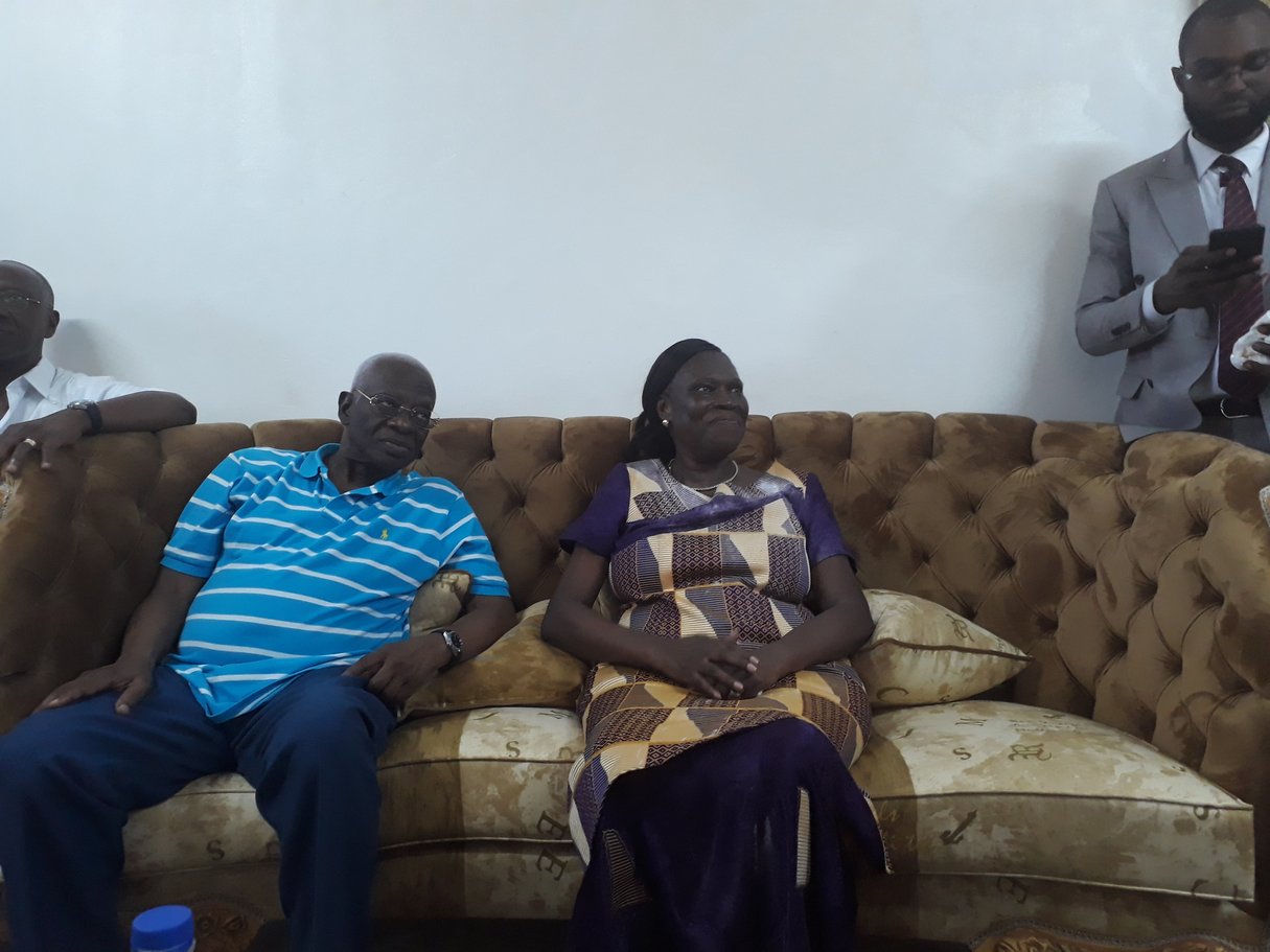 Simone Gbagbo, dans sa résidence de la Riviera du Golfe, aux côtés d'Aboudramane Sangaré, mercredi 8 août 2018. &copy; Vincent Duhem pour JA