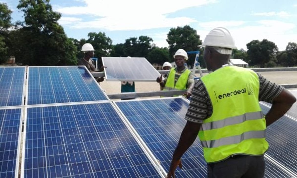 Installation de panneaux photovoltaïques à Manono, dans le Tanganyika, pour le compte de Congo Energy (Groupe Forrest). © Enerdeal