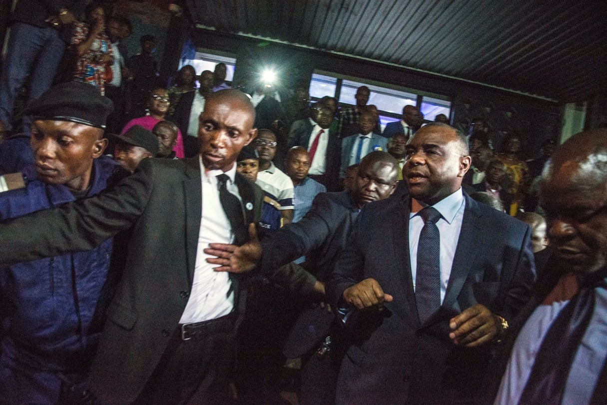 Jean-Pierre Bemba, le 2 août, à Kinshasa, à la sortie des bureaux de la Ceni, où il vient d’enregistrer sa candidature à la présidentielle. © JUNIOR D. KANNAH/AFP