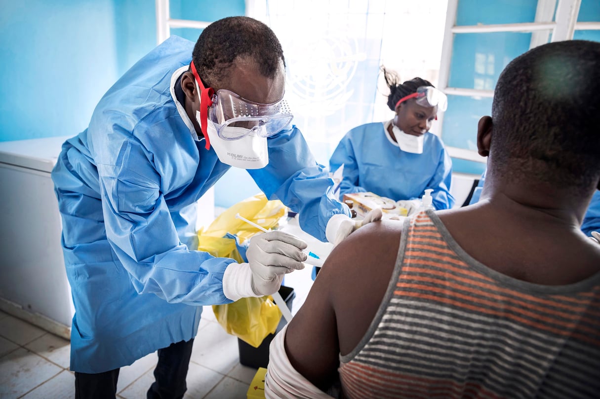 Traitement du personnel de santé à Mbandaka, 
en juin 2018. © Sven Torfinn/PANOS-REA