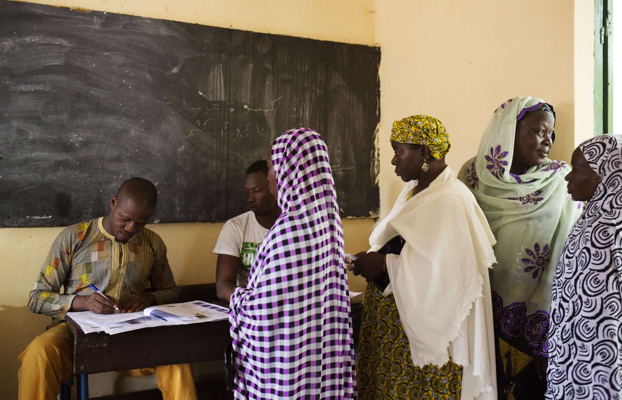 Des femmes font la queue pour voter lors du deuxième tour des élections présidentielles à Bamako, au Mali, le dimanche 12 août 2018. © Annie Risemberg/AP/SIPA