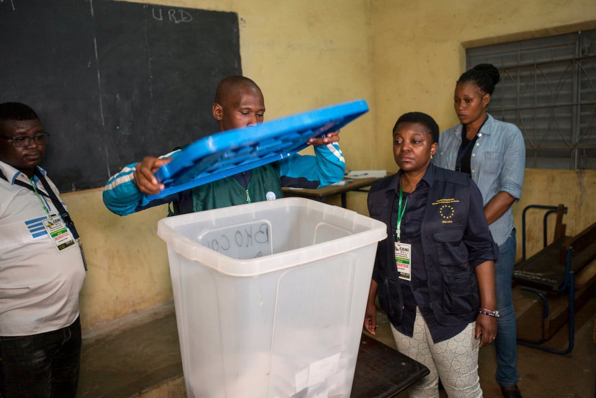 Cécile Kyenge, qui dirige la mission d’observation de l’Union européenne au Mali, dans un bureau de vote lors du second tour la présidentielle, dimanche 12 août. © DR / MOE