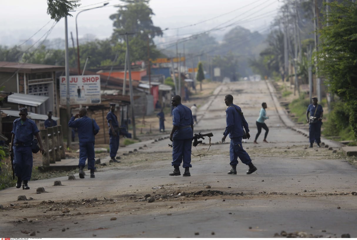 La police patrouille dans le quartier de Musaga à Bujumbura, au Burundi, tirant à balles réelles pour disperser les manifestants protestant contre la décision du président Pierre Nkurunziza de briguer un troisième mandat, le mercredi 20 mai 2015. © Jerome Delay/AP/SIPA