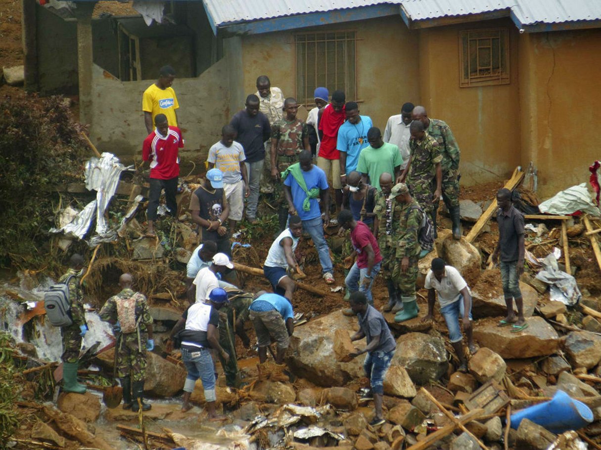 Des sauveteurs tentent de retrouver des survivants après le glissement de terrain meurtrier, le 15 août 2017 à Regent, dans la banlieue de Freetown. © Manika Kamara/AP/SIPA