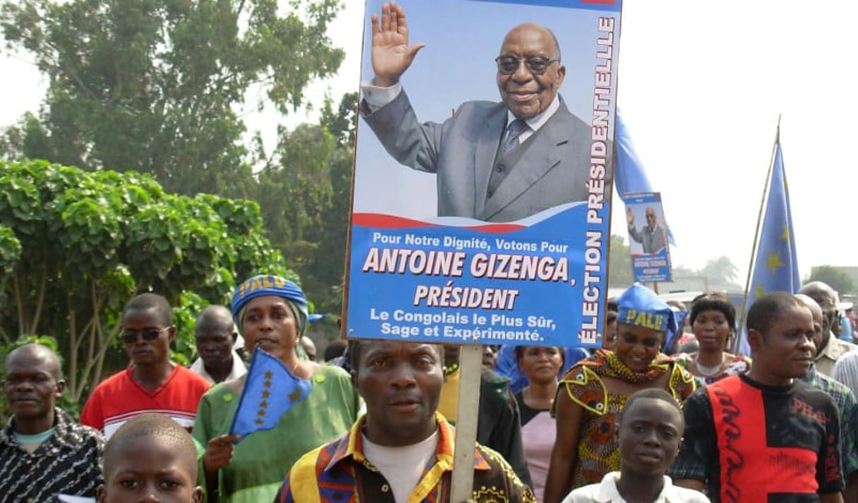 Des partisans d’Antoine Gizenga, lors de la campagne électorale de 2006, à Kinshasa. © Eddy Isango/AP/SIPA