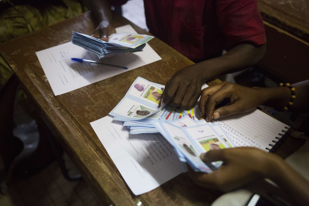 Dans un bureau de vote à Bamako, à l’heure du dépouillement à l’issue du second tour de la présidentielle au Mali, le 12 août 2018. © Annie Risemberg/AP/SIPA