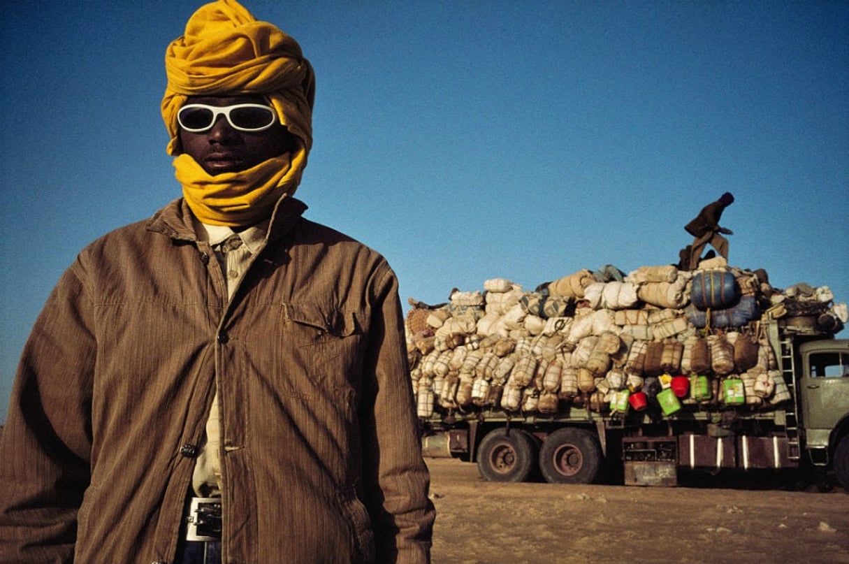 Niger, désert du Ténéré, 2007. Des milliers de voyageurs clandestins, venus du Nigeria, du Ghana et du Mali, partent chercher du travail en Libye et dans l’UE. © Pascal Maitre / COSMOS