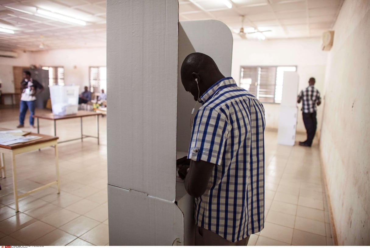 Un électeur fait sa marque sur un bulletin de vote, lors des élections à Ouagadougou, le 29 novembre 2015. © Theo Renaut/AP/SIPA