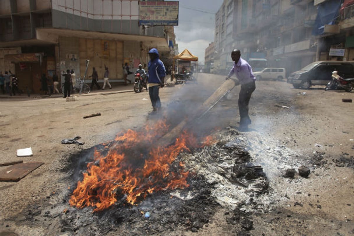 Lors de la manifestation contre l’arrestation de Bobi Wine, le 20 août à Kampala. © Stephen Wandera/AP/SIPA