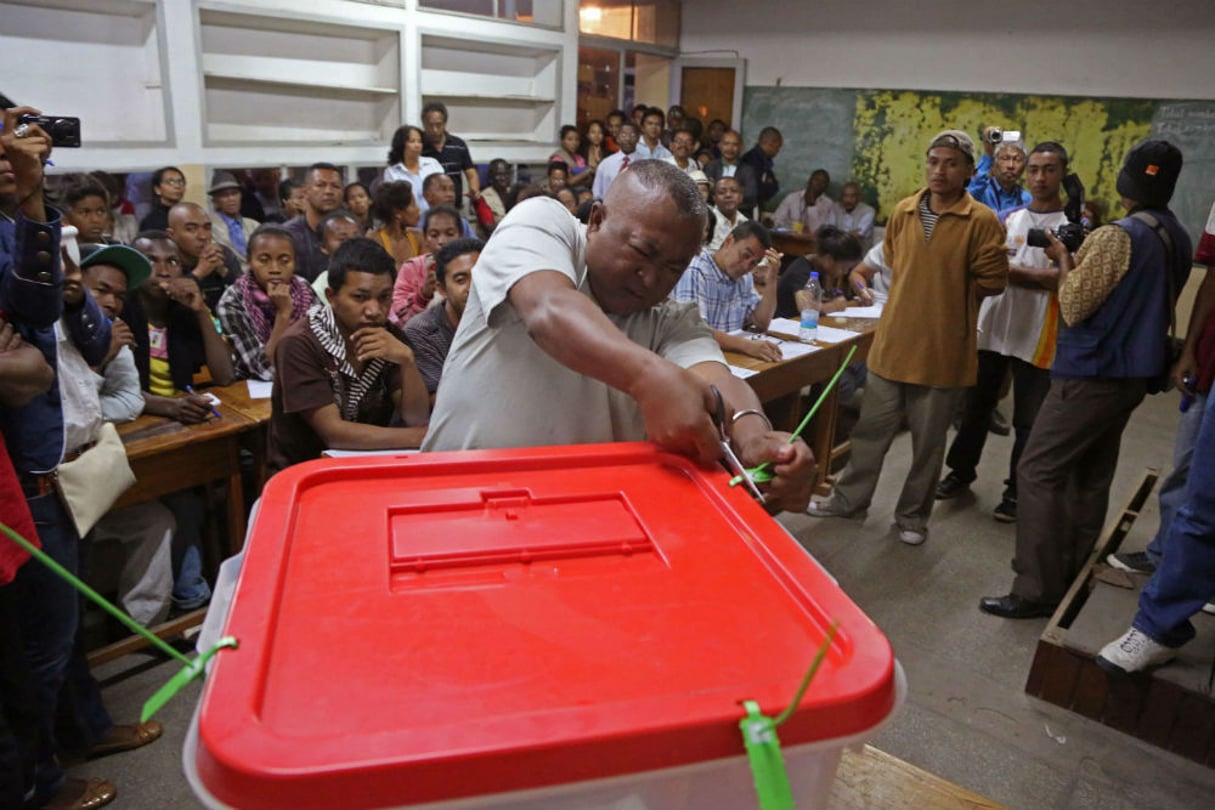 Début du dépouillement, lors des élections de 2013, à Antananarivo. © Schalk van Zuydam/AP/SIPA