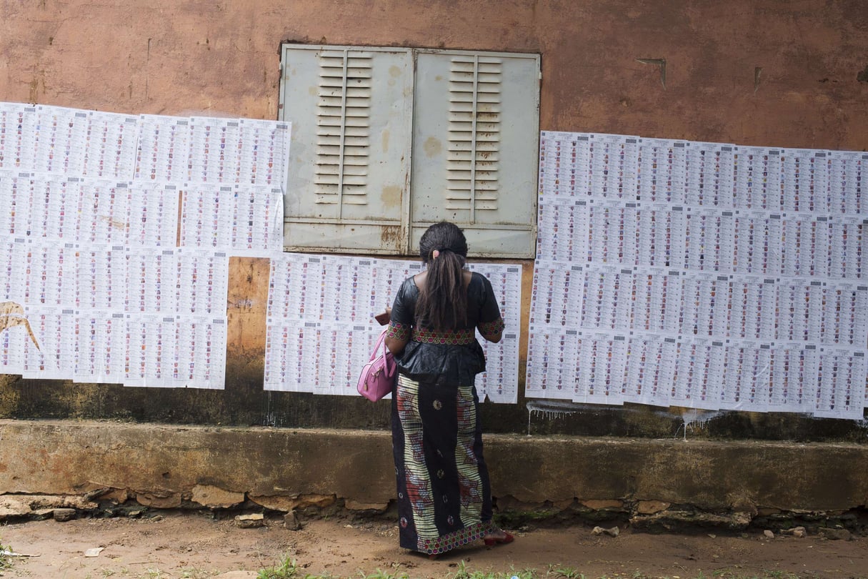 Dans un bureau de vote de Bamako, lors du second tour de la présidentielle, le 12 août 2018. © Annie Risemberg/AP/SIPA