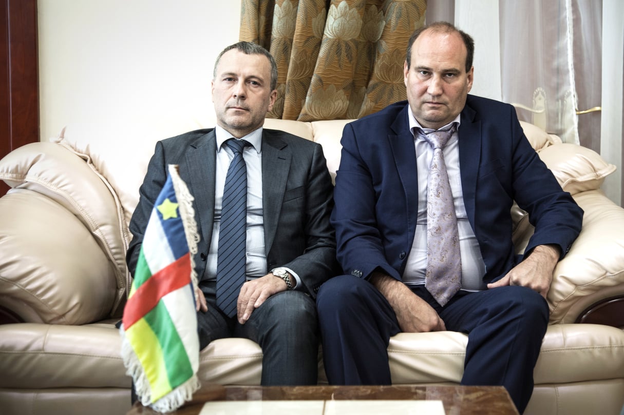 Victor Tokmakov (à g.), chargé d’affaires à l’ambassade de Russie, et Valerii Zakharov, conseiller en sécurité du président Touadéra, le 2 août, à Bangui. &copy; florent vergnes/AFP