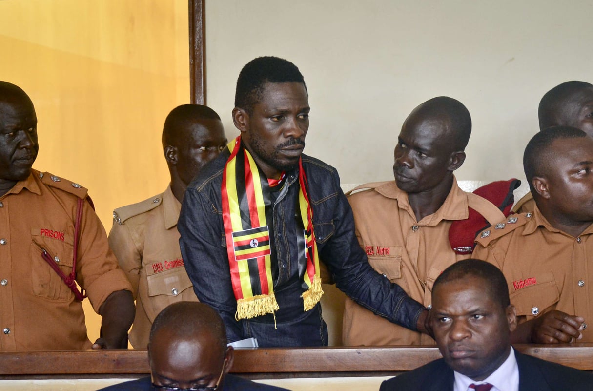 Jeudi 23 août 2018, Robert Kyagulanyi (au centre), connu sous le nom de Bobi Wine, arrive au tribunal d’instance de Gulu, dans le nord de l’Ouganda. © STR/AP/SIPA