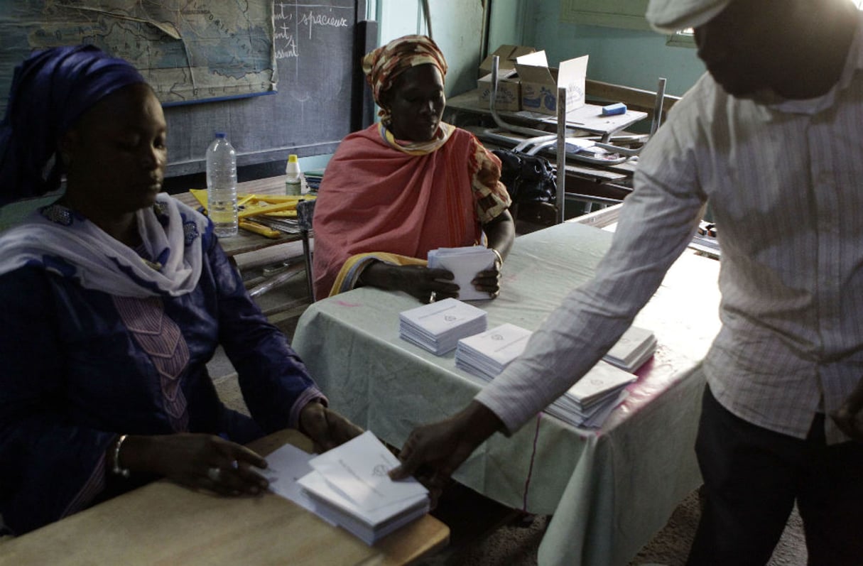 Dans un bureau de vote de Dakar, lors de la présidentielle de 2012. © Rebecca Blackwell/AP/SIPA