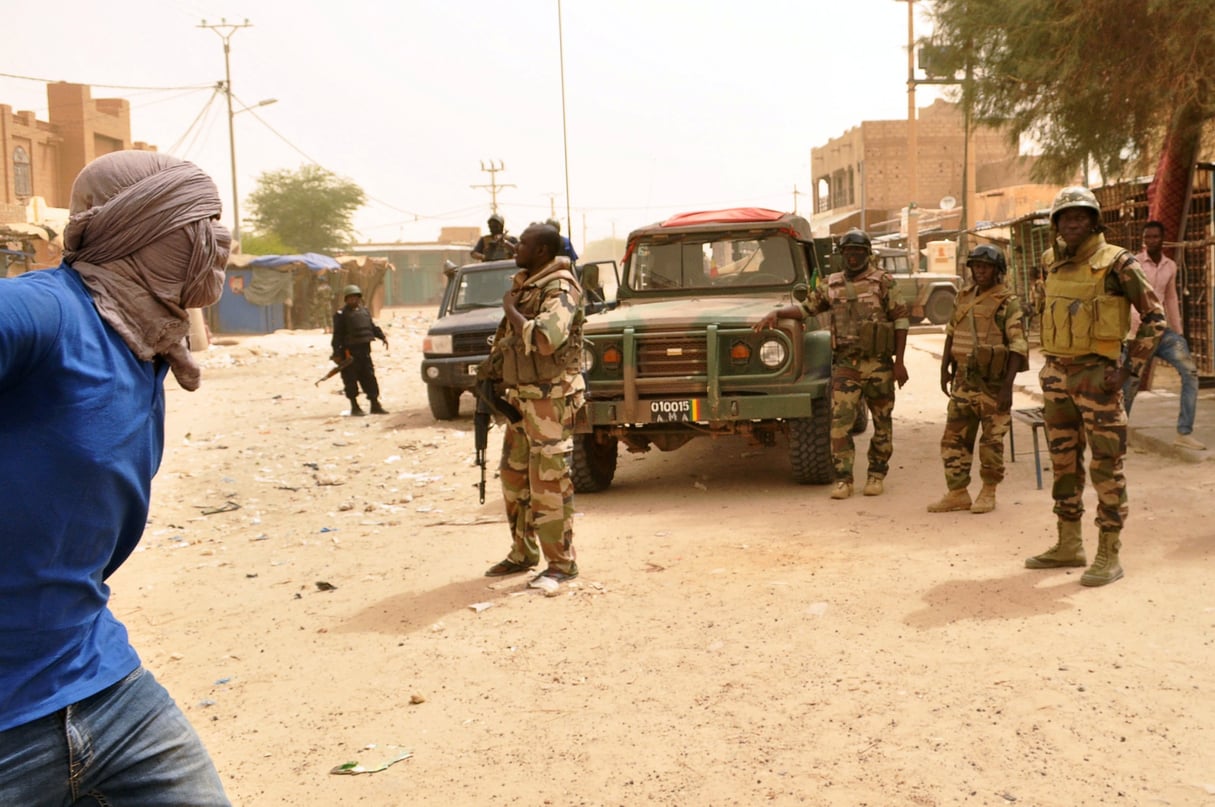 des soldats maliens dans les rues de Tombouctou, lors d'une manifestation le 25 juillet 2018. &copy; REUTERS/Maimouna Moro