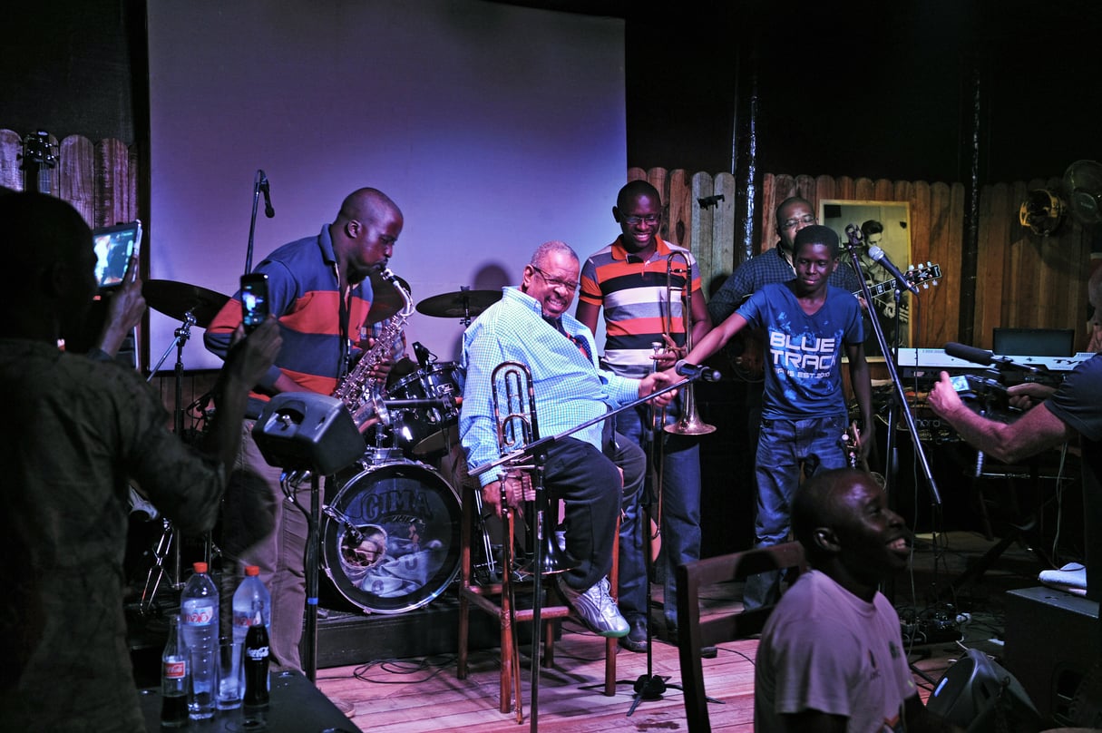 Jam session pour 
de jeunes musiciens 
à l’Iguane Café de Pointe-Noire, avec Fred Wesley et les New JB’s. © JY