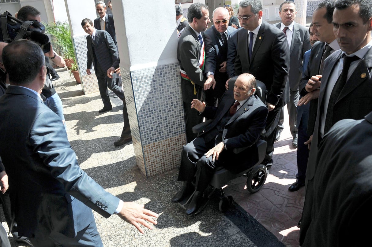 Arrivée du chef de l’État Abdelaziz Bouteflika dans un bureau de vote d’Alger, lors de la présidentielle de 2014. © Bechir Ramzy/Anadolu Agency/AFP