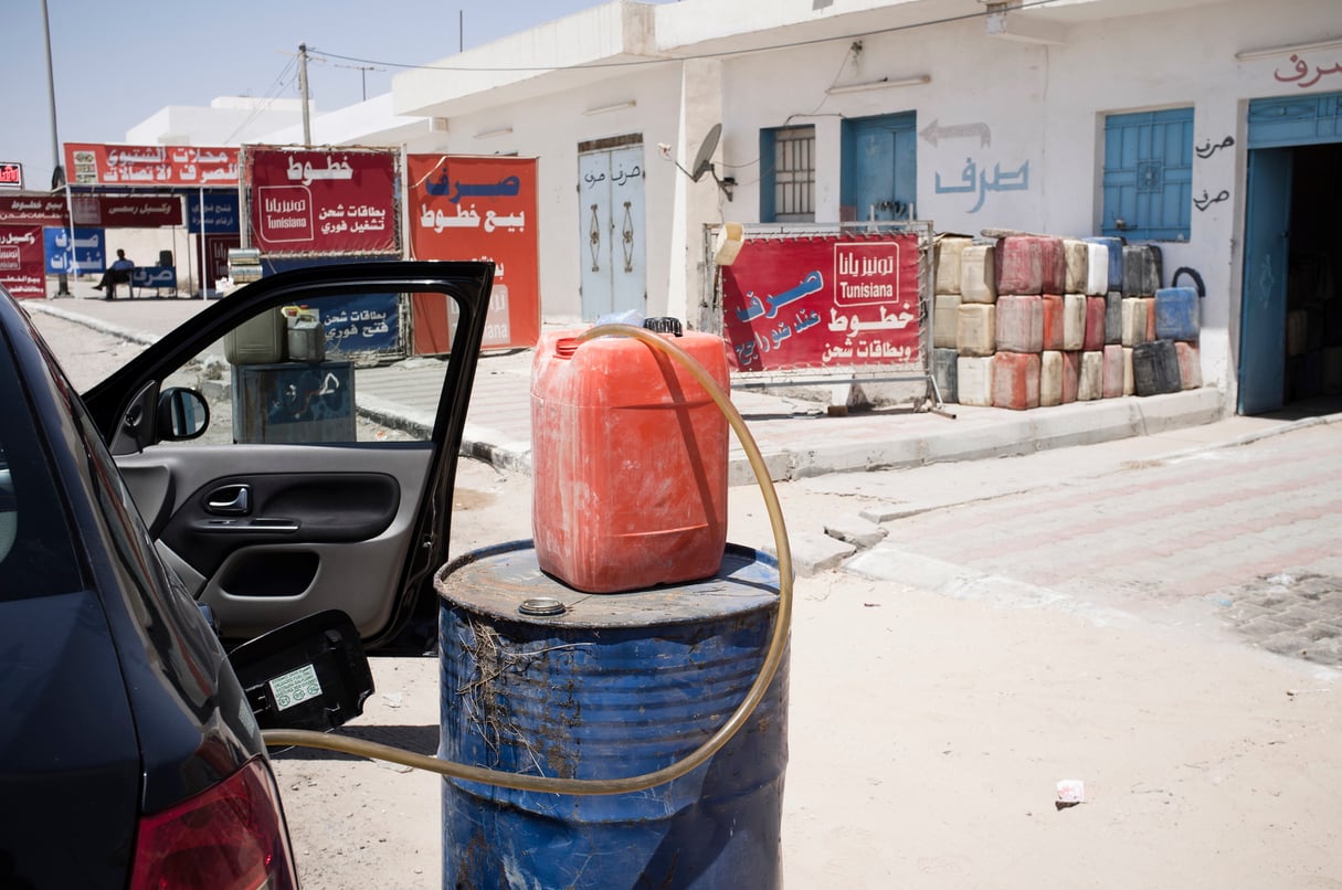 En bord de route, de nombreux commerces procurent de l’essence de contrebande en  provenance de Libye. © Augustin Le Gall/HAYTHAM-REA