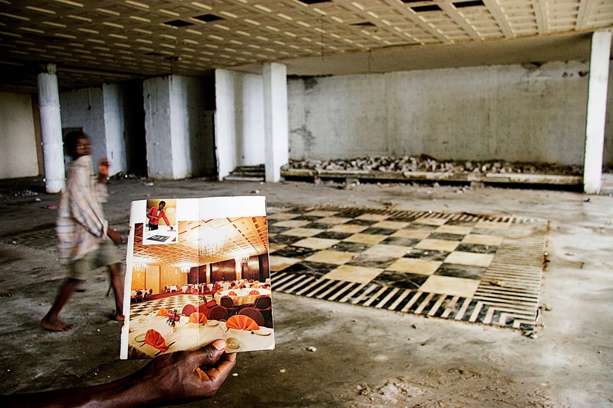 Plusieurs groupes hôteliers souhaitent reprendre l’hôtel Ducor, au Liberia. Ici, la salle à manger en ruines. © Betty Press/PANOS-REA