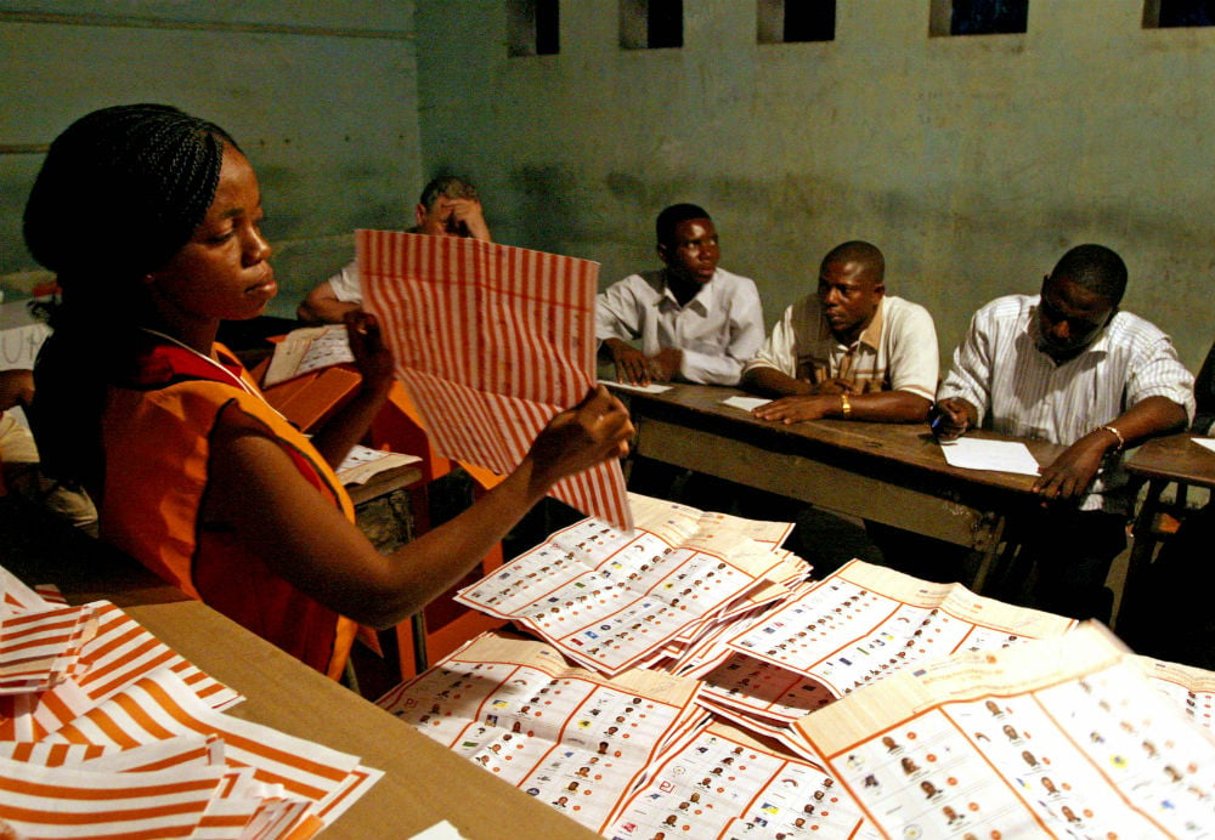 Début des opérations de dépouillement dan sun bureau de vote de Kinshasa, lors des élections législatives et présidentielle de 2006 (archives). © REUTERS/David Lewis