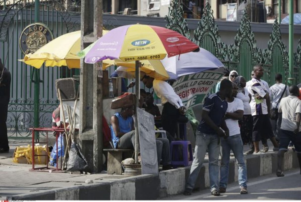 Des personnes achètent des accesoires  MTN dans la rue à Lagos au Nigéria, le 5 novembre 2015. © AP Photo/Sunday Alamba)/XSA103/63475086282/1511051728