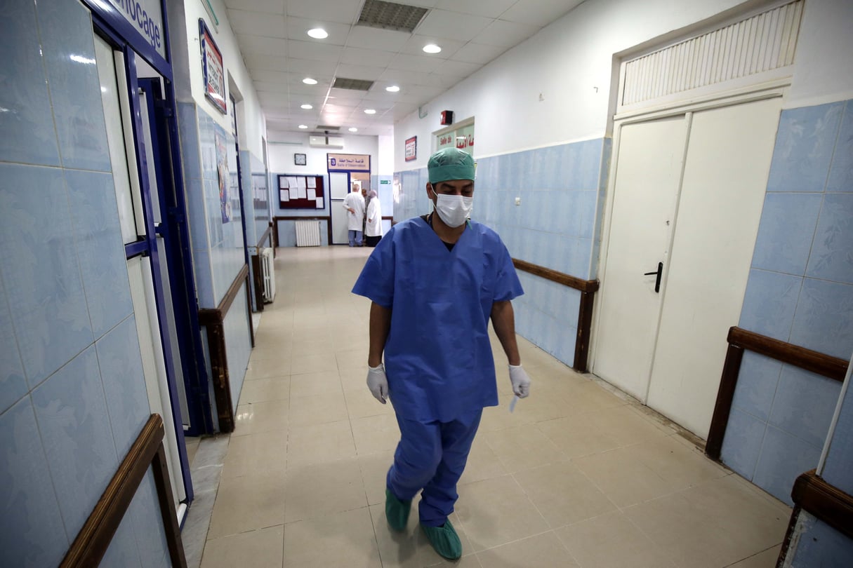 Un agent de santé à l’hôpital  Boufarik  de Blida, le 26 août 2018. © CHINE NOUVELLE/SIPA