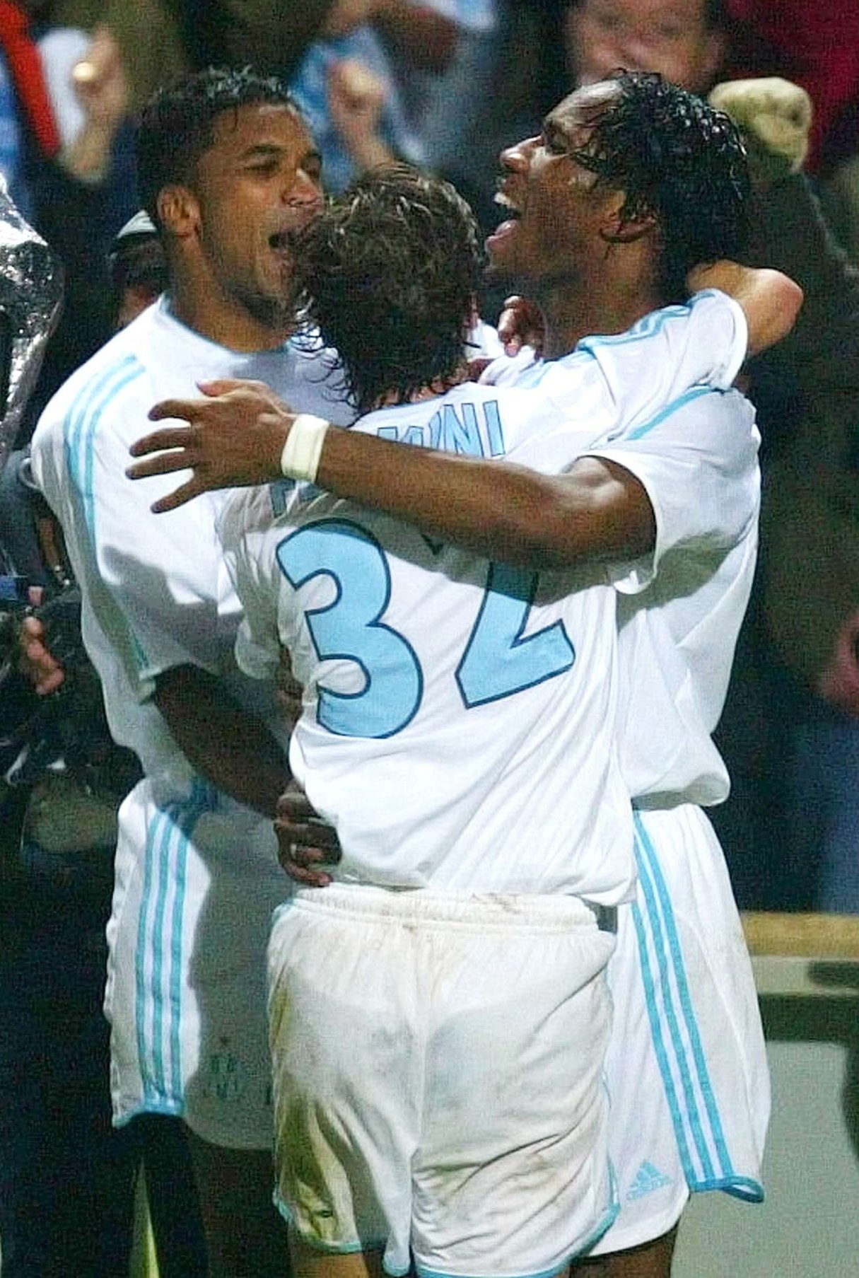 Didier Drogba de Marseille, à droite, et ses coéquipiers Mathieu Flamini et Habib Beye, à gauche, réagissent après le deuxième but de Drogba, lors de leur match de demi-finale de Coupe UEFA contre Newcastle, jeudi 6 mai 2004 à Marseille. &copy; LIONEL CIRONNEAU/AP/SIPA