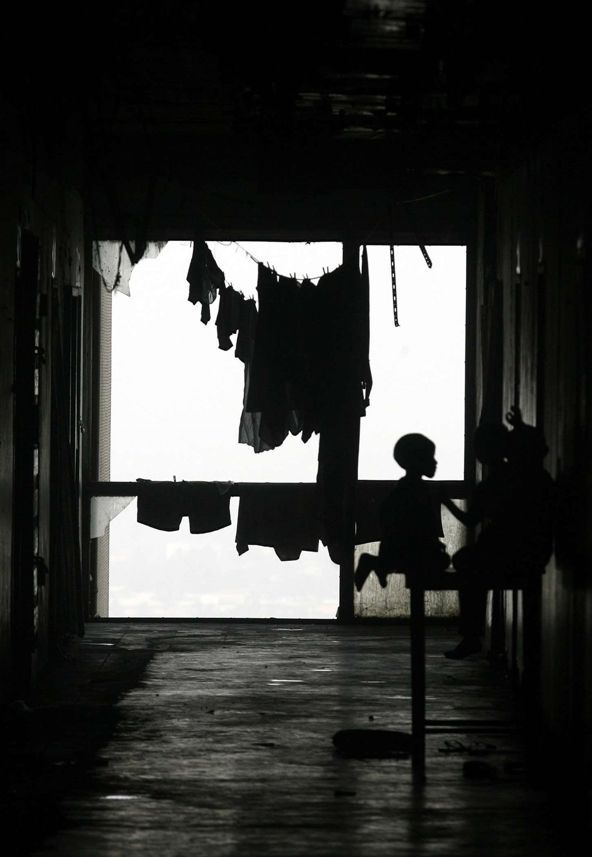 Des enfants jouant dans le couloir de l’hôtel abandonné Ducor, où ils s’abritaient en 2007. &copy; GEORGE OSODI/AP/SIPA
