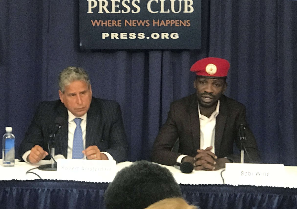 Bobi Wine au National Press Club le jeudi 6 septembre 2018 à Washington, avec son avocat, Robert Amsterdam (à gauche). © Tom Sampson/AP/SIPA