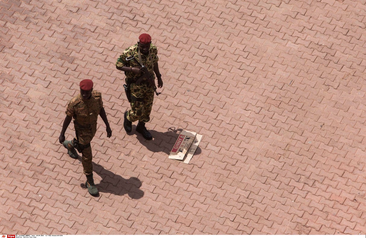 Des militaires burkinabè près de l’entrée de l’hôtel Libya, où des discussions sur le coup d’État ont eu lieu dimanche 20 septembre 2015 à Ouagadougou, au Burkina Faso. © Theo Renaut/AP/SIPA
