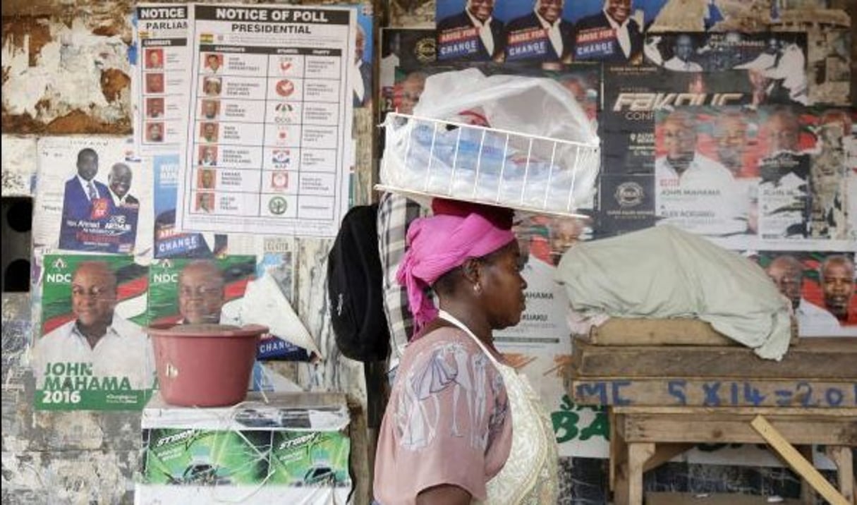 Vendeuse de sachets d’eau à Accra, en décembre 2016. © Sunday Alamba/AP/SIPA