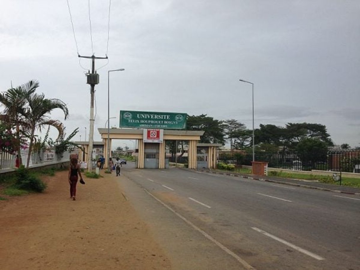 Une des entrées du campus de l’université Houphouët-Boigny à Cocody (Côte d’Ivoire) © CC/Wikimedia Commons / Ariel Palmon