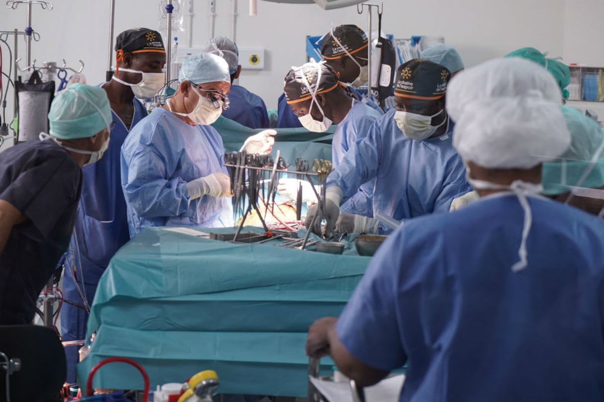 Le Dr Ibrahima Diarra et le Pr Olivier Baron  en train d’opérer la petite Fanta, le 10 septembre 2018 à Bamako. © Sébastien Rieussec