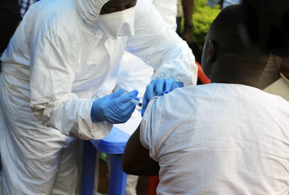Un travailleur de l’OMS administrant un vaccin contre le virus Ebola à Mangina, en République démocratique du Congo, le mercredi 8 août 2018. © Al-hadji Kudra Maliro/AP/SIPA