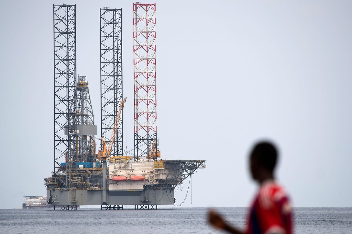 A picture taken on January 19, 2017 shows an off-shore oil rig, off the coast of Port-Gentil in Gabon.  / AFP PHOTO / Justin TALLIS © Justin TALLIS/AFP