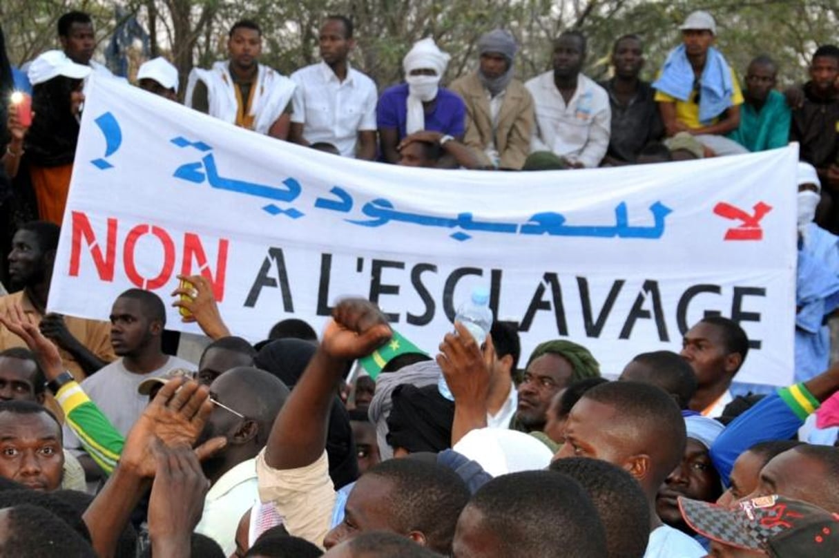 Des manifestants tiennent une banderole où est écrit « Non à l’esclavage » à Nouakchott, le 29 avril 2015. © AFP