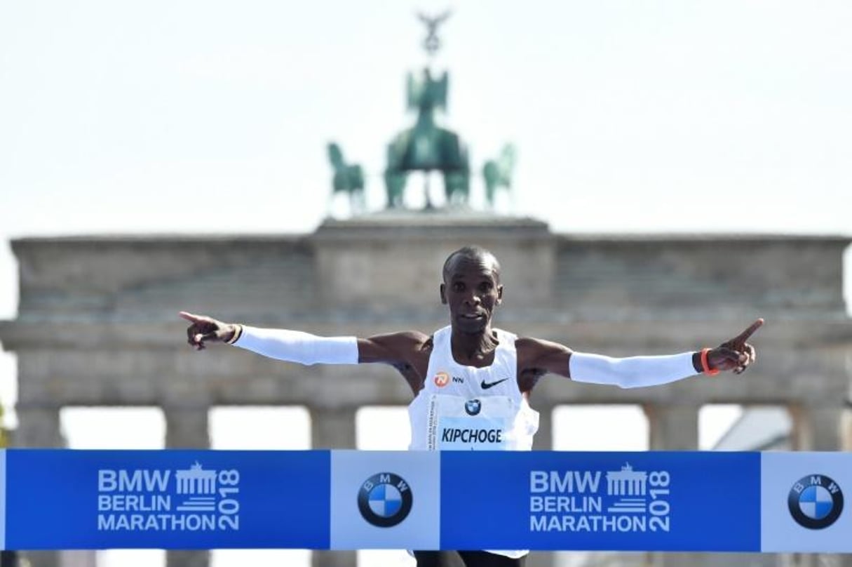 Le Kényan Eliud Kipchoge remporte le marathon de Berlin le 16 septembre 2018, en établissant un nouveau record. © John MACDOUGALL / AFP