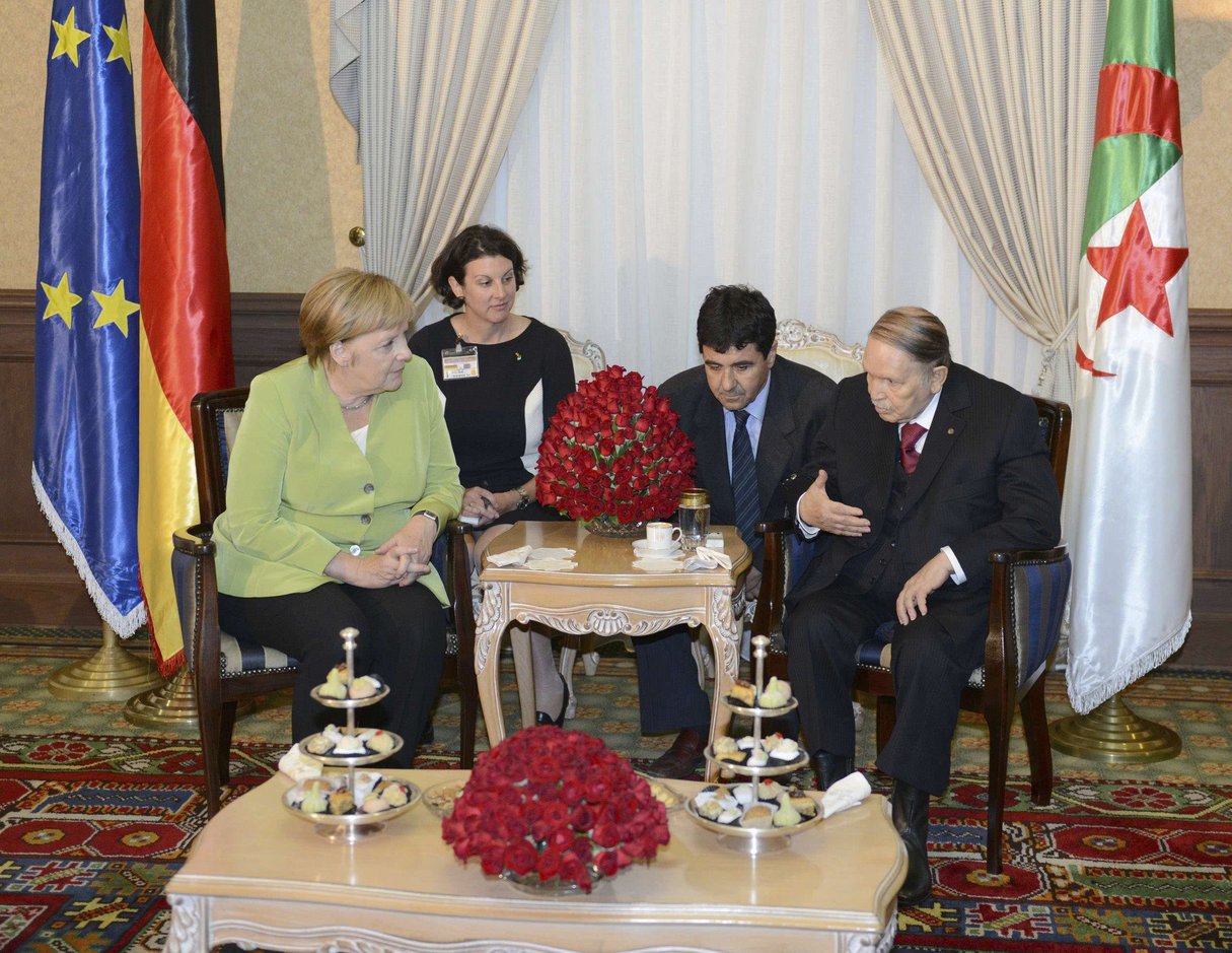 Le président algérien Abdelaziz Bouteflika, à droite, lors de sa rencontre avec la chancelière allemande Angela Merkel au palais présidentiel à Alger, le lundi 17 septembre 2018. © Présidence algérienne/AP/SIPA