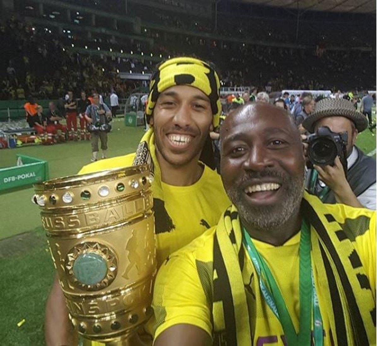 La star Pierre-Emerick Aubameyang (PEA) et son père Pierre Aubame, nouveau co-sélectionneur des Panthères. © Instagram/aubameyang.papa