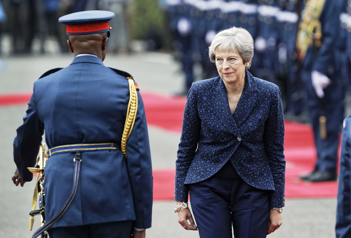 La Première ministre britannique Theresa May, après avoir rencontré le président kényan, Uhuru Kenyatta, à la State House de Nairobi, au Kenya, le jeudi 30 août 2018. © Ben Curtis/AP/SIPA