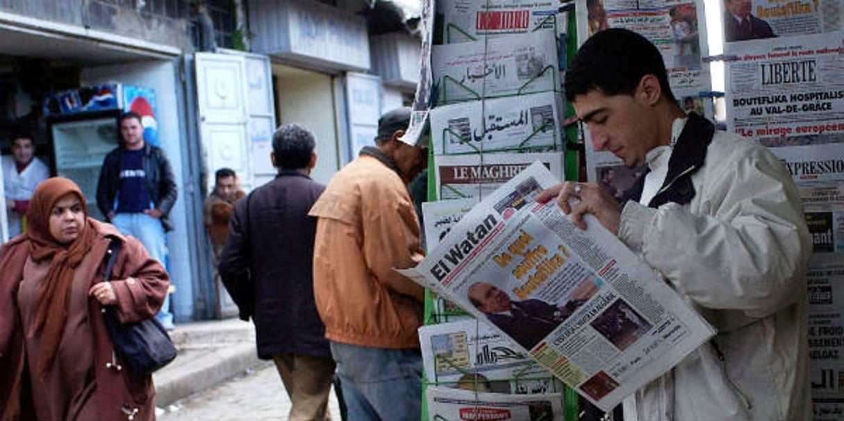 Un kiosque de journaux à Alger, en 2005. © OUAHAB HEBBAT/AP/SIPA